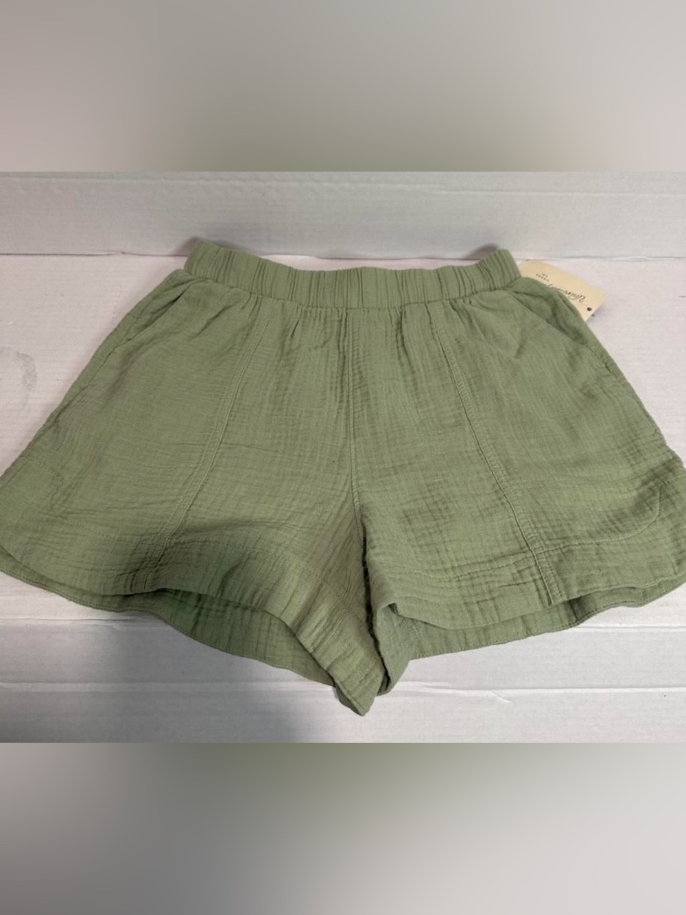 Universal thread Casual Olive Green Women's Athletic Shorts with Elastic Waist